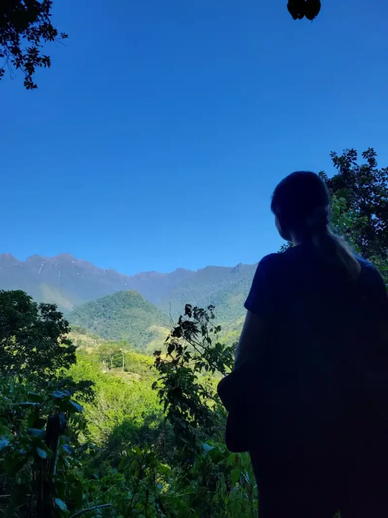 Excursionista contempla la silueta de los Farallones de Cali desde un mirador del sendero