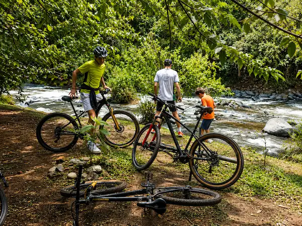 Ciclistas en el río Pance, Cali