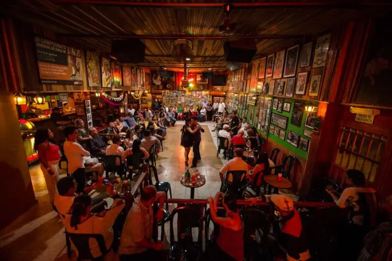 Discotecas de salsa en el Barrio Obrero Cali noche cultural