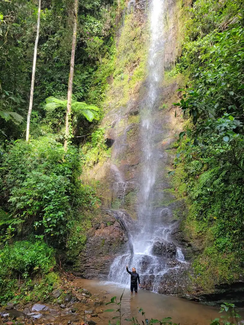 Visitante en la poza al pie de la cascada de Esmeralda Mágica, en el cañón de Pance