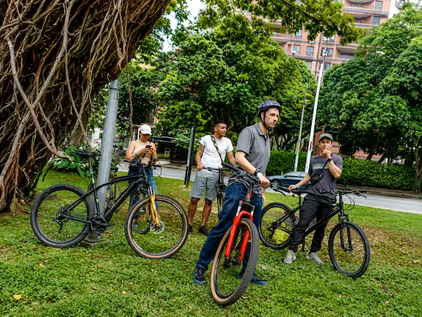 Ciclistas en Valle del lili, Cali