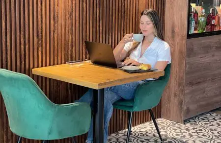 Persona trabajando en un portátil en el área de negocios del Hotel Plaza del Lili